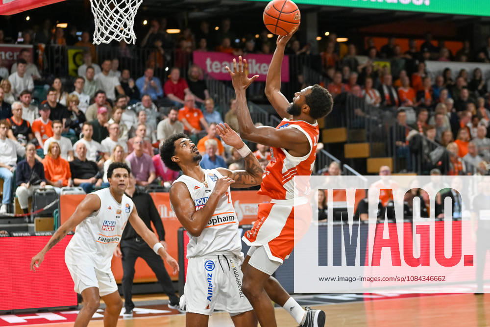 Matt Lewis (RASTA Vechta, 11) unter dem Korb gegen Ibi Watson (ratiopharm Ulm, 02) RASTA Vechta vs. ratiopharm Ulm, easyCredit Basketball Bundesliga, 5. Spieltag, Saison 2026 2027, 10.10.2026, RASTA Vechta vs. ratiopharm Ulm, easyCredit Basketball Bundesliga, 5. Spieltag, Saison 2026 2027, 10.10.2026 Vechta