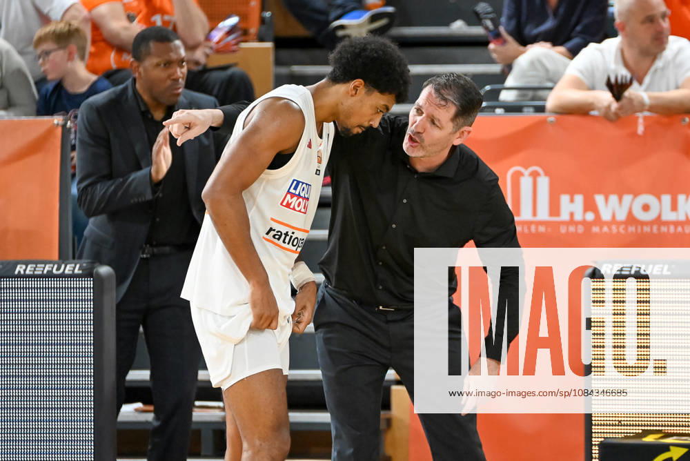 Ty Harrelson (ratiopharm Ulm, Coach) im Gespraech mit Ibi Watson (ratiopharm Ulm, 02) RASTA Vechta vs. ratiopharm Ulm, easyCredit Basketball Bundesliga, 5. Spieltag, Saison 2026 2027, 10.10.2026, RASTA Vechta vs. ratiopharm Ulm, easyCredit Basketball Bundesliga, 5. Spieltag, Saison 2026 2027, 10.10.2026 Vechta