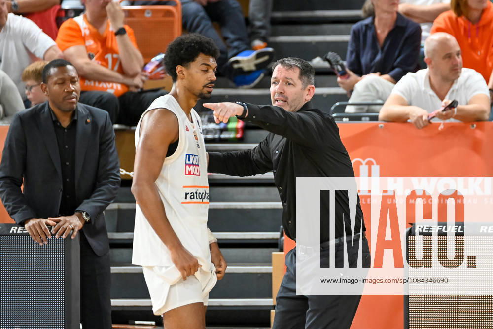 Ty Harrelson (ratiopharm Ulm, Coach) im Gespraech mit Ibi Watson (ratiopharm Ulm, 02) RASTA Vechta vs. ratiopharm Ulm, easyCredit Basketball Bundesliga, 5. Spieltag, Saison 2026 2027, 10.10.2026, RASTA Vechta vs. ratiopharm Ulm, easyCredit Basketball Bundesliga, 5. Spieltag, Saison 2026 2027, 10.10.2026 Vechta