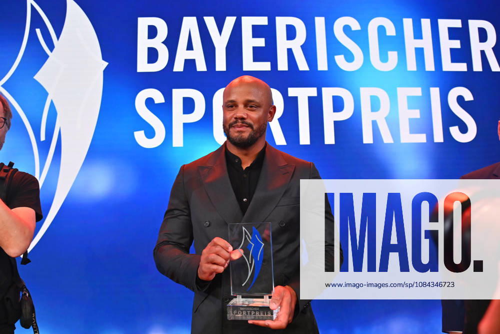 Trainer Vincent KOMPANY (Bayern Muenchen) mit dem Ehrenpreis des Bayerischen Mininsterpraesidenten Markus SOEDER. Bayerischer Sportpreis 2026 in der BMW Welt, Roter Teppich,Red Carpet am 10.10.2026