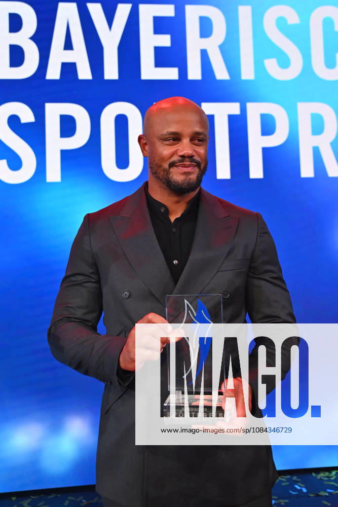 Trainer Vincent KOMPANY (Bayern Muenchen) mit dem Ehrenpreis des Bayerischen Mininsterpraesidenten Markus SOEDER. Bayerischer Sportpreis 2026 in der BMW Welt, Roter Teppich,Red Carpet am 10.10.2026