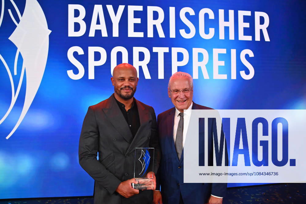 Trainer Vincent KOMPANY (Bayern Muenchen) mit dem Ehrenpreis des Bayerischen Mininsterpraesidenten Markus SOEDER,re:Joachim HERRMANN (Innenminister Bayern). Bayerischer Sportpreis 2026 in der BMW Welt, Roter Teppich,Red Carpet am 10.10.2026