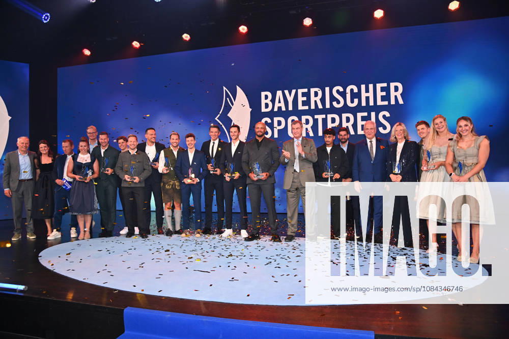 Trainer Vincent KOMPANY (Bayern Muenchen) mit dem Ehrenpreis des Bayerischen Mininsterpraesidenten Markus SOEDER ud allen Preistraegern,Gruppenbild. Bayerischer Sportpreis 2026 in der BMW Welt, Roter Teppich,Red Carpet am 10.10.2026