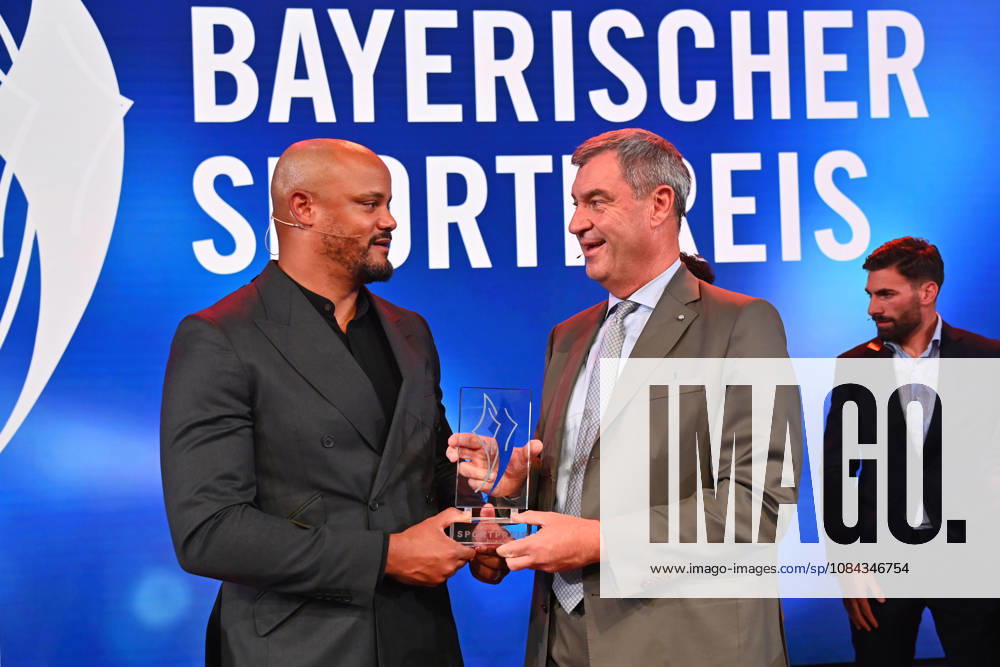 Trainer Vincent KOMPANY (Bayern Muenchen) mit dem Ehrenpreis des Bayerischen Mininsterpraesidenten Markus SOEDER (re). Bayerischer Sportpreis 2026 in der BMW Welt, Roter Teppich,Red Carpet am 10.10.2026