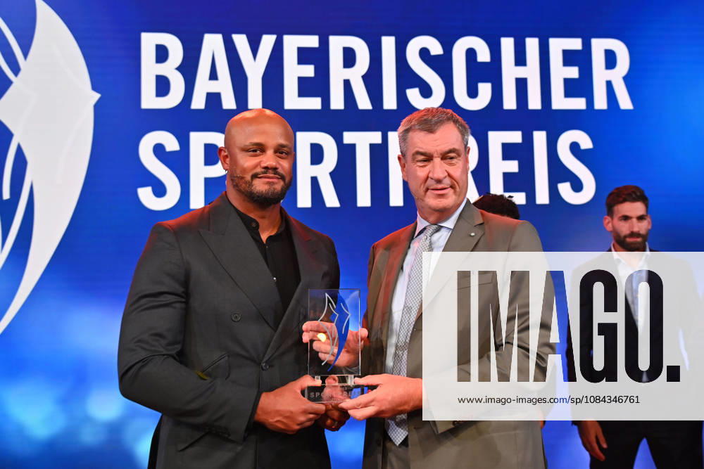 Trainer Vincent KOMPANY (Bayern Muenchen) mit dem Ehrenpreis des Bayerischen Mininsterpraesidenten Markus SOEDER (re). Bayerischer Sportpreis 2026 in der BMW Welt, Roter Teppich,Red Carpet am 10.10.2026
