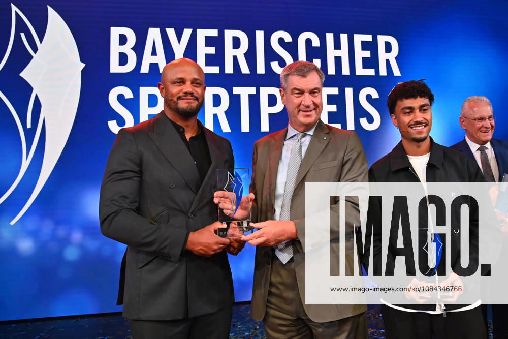 Trainer Vincent KOMPANY (Bayern Muenchen) mit dem Ehrenpreis des Bayerischen Mininsterpraesidenten Markus SOEDER,re:Nathaniel BROWN (Bayern Muenchen), Joachim HERRMANN (Innenminister Bayern).. Bayerischer Sportpreis 2026 in der BMW Welt, Roter Teppich,Red Carpet am 10.10.2026