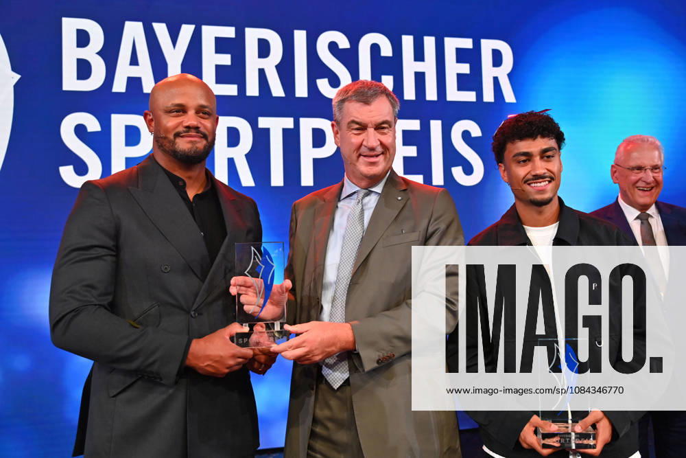 Trainer Vincent KOMPANY (Bayern Muenchen) mit dem Ehrenpreis des Bayerischen Mininsterpraesidenten Markus SOEDER,re:Nathaniel BROWN (Bayern Muenchen), Joachim HERRMANN (Innenminister Bayern).. Bayerischer Sportpreis 2026 in der BMW Welt, Roter Teppich,Red Carpet am 10.10.2026