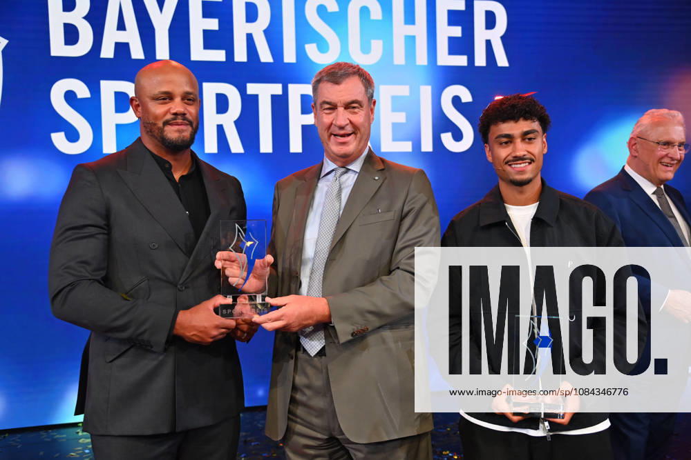 Trainer Vincent KOMPANY (Bayern Muenchen) mit dem Ehrenpreis des Bayerischen Mininsterpraesidenten Markus SOEDER,re:Nathaniel BROWN (Bayern Muenchen), Joachim HERRMANN (Innenminister Bayern). Bayerischer Sportpreis 2026 in der BMW Welt, Roter Teppich,Red Carpet am 10.10.2026