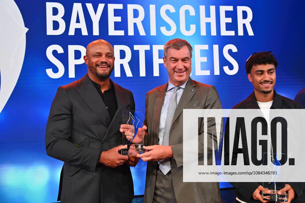 Trainer Vincent KOMPANY (Bayern Muenchen) mit dem Ehrenpreis des Bayerischen Mininsterpraesidenten Markus SOEDER,re:Nathaniel BROWN (Bayern Muenchen), Bayerischer Sportpreis 2026 in der BMW Welt, Roter Teppich,Red Carpet am 10.10.2026