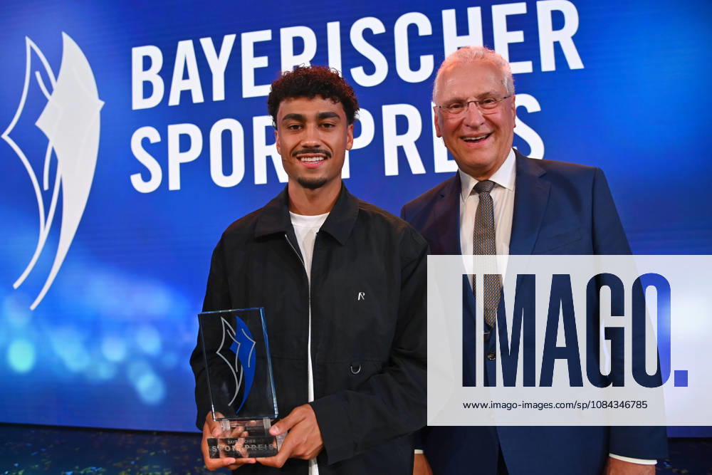 Nathaniel BROWN (Bayern Muenchen) mit seine Preis Joachim HERRMANN (Innenminister Bayern). Bayerischer Sportpreis 2026 in der BMW Welt, Roter Teppich,Red Carpet am 10.10.2026