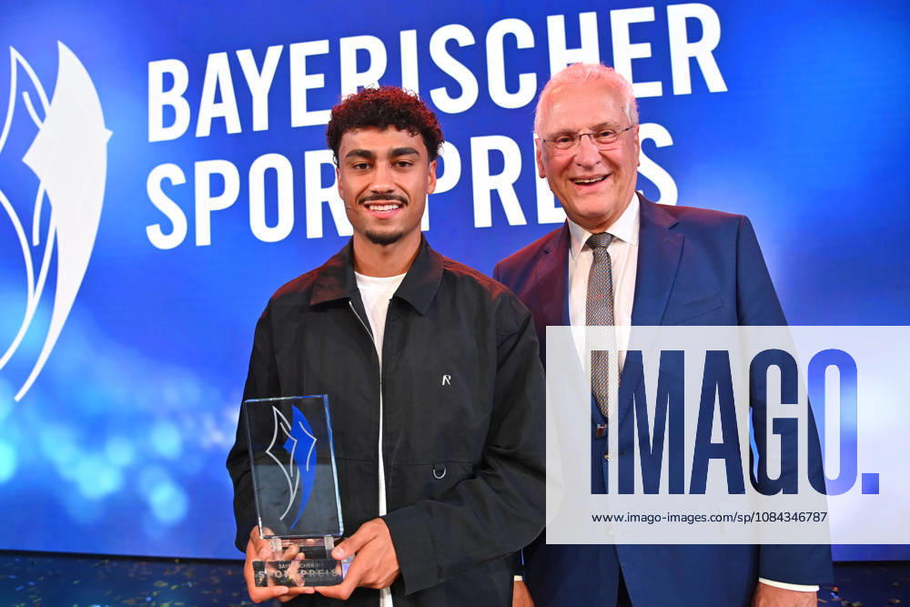 Nathaniel BROWN (Bayern Muenchen) mit seine Preis Joachim HERRMANN (Innenminister Bayern). Bayerischer Sportpreis 2026 in der BMW Welt, Roter Teppich,Red Carpet am 10.10.2026