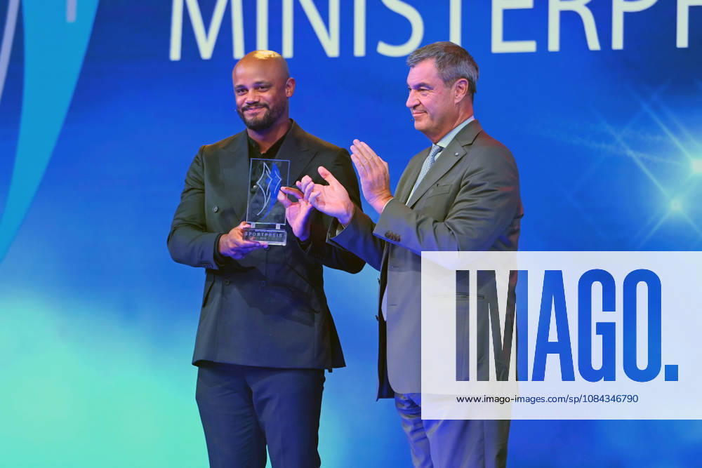 Trainer Vincent KOMPANY (Bayern Muenchen) mit dem Ehrenpreis des Bayerischen Mininsterpraesidenten Markus SOEDER. Bayerischer Sportpreis 2026 in der BMW Welt, Roter Teppich,Red Carpet am 10.10.2026