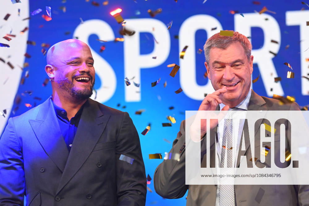 Trainer Vincent KOMPANY (Bayern Muenchen) mit dem Ehrenpreis des Bayerischen Mininsterpraesidenten Markus SOEDER. Bayerischer Sportpreis 2026 in der BMW Welt, Roter Teppich,Red Carpet am 10.10.2026