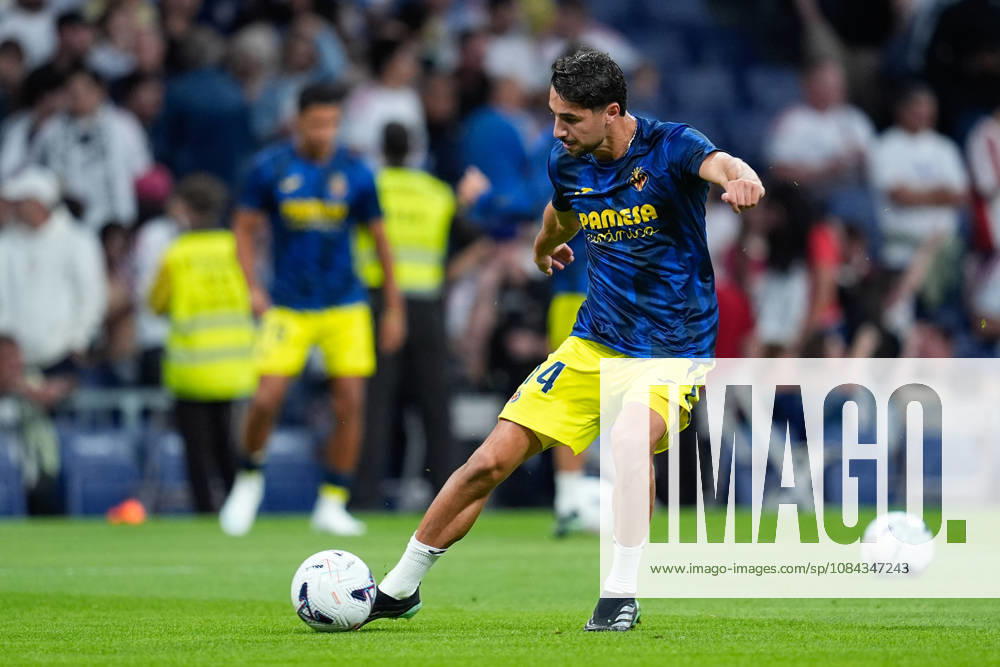 Santi Comesana of Villarreal CF warms up during the Spanish League, LaLiga EA Sports, football match between Real Madrid and Villarreal CF at Bernabeu stadium on October 10, 2026, in Madrid, Spain. Real Madrid V Villarreal CF - LaLiga EA Sports - ZUMAa181 20261010_zaa_a181_165