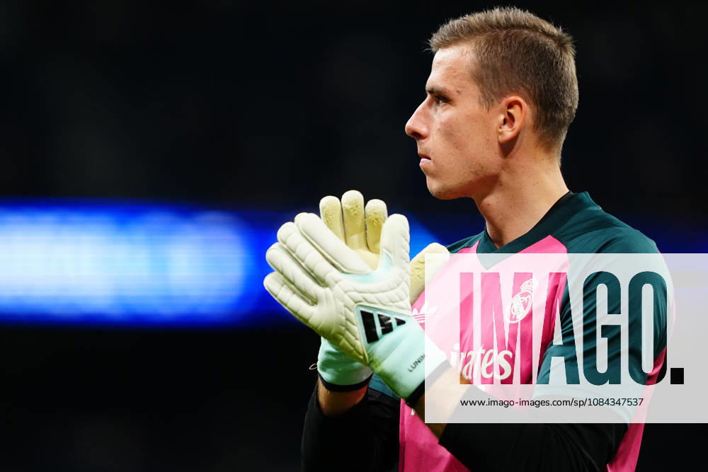 Real Madrid v Villarreal - LaLiga EA Sports 2026 27 MD8 MADRID, SPAIN - OCTOBER 10: Andriy Lunin of Real Madrid applauds the fans before the LaLiga EA Sports match between Real Madrid CF and Villarreal CF at Santiago Bernabeu on October 10, 2026 in Madrid, Spain. Madrid Santiago Bernabeu Madrid Spain