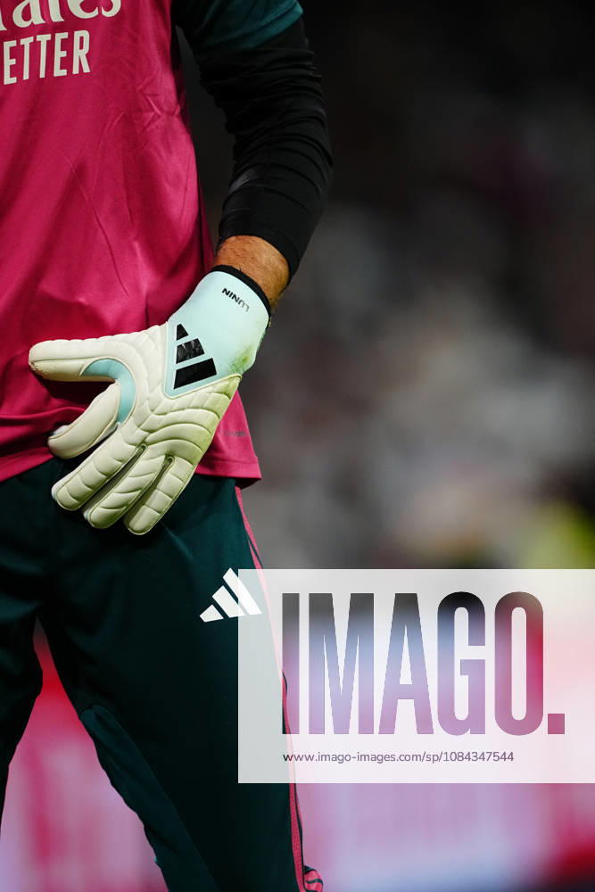 Real Madrid v Villarreal - LaLiga EA Sports 2026 27 MD8 MADRID, SPAIN - OCTOBER 10: Close-up goalkeepers glove detail of Andriy Lunin of Real Madrid before the LaLiga EA Sports match between Real Madrid CF and Villarreal CF at Santiago Bernabeu on October 10, 2026 in Madrid, Spain. Madrid Santiago Bernabeu Madrid Spain