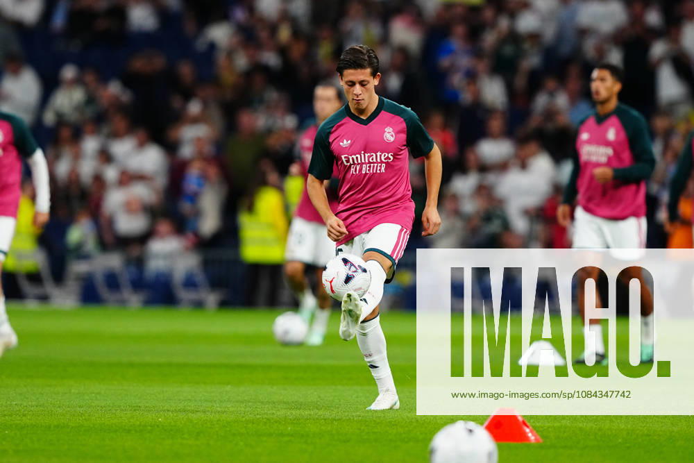 Real Madrid v Villarreal - LaLiga EA Sports 2026 27 MD8 MADRID, SPAIN - OCTOBER 10: Arda Guler of Real Madrid warms up before the LaLiga EA Sports match between Real Madrid CF and Villarreal CF at Santiago Bernabeu on October 10, 2026 in Madrid, Spain. Madrid Santiago Bernabeu Madrid Spain