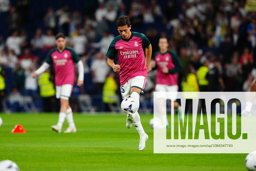 Real Madrid v Villarreal - LaLiga EA Sports 2026 27 MD8 MADRID, SPAIN - OCTOBER 10: Arda Guler of Real Madrid warms up before the LaLiga EA Sports match between Real Madrid CF and Villarreal CF at Santiago Bernabeu on October 10, 2026 in Madrid, Spain. Madrid Santiago Bernabeu Madrid Spain
