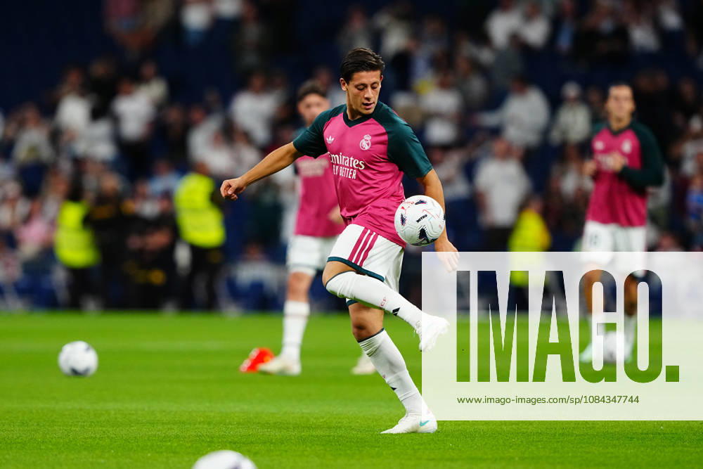 Real Madrid v Villarreal - LaLiga EA Sports 2026 27 MD8 MADRID, SPAIN - OCTOBER 10: Arda Guler of Real Madrid warms up before the LaLiga EA Sports match between Real Madrid CF and Villarreal CF at Santiago Bernabeu on October 10, 2026 in Madrid, Spain. Madrid Santiago Bernabeu Madrid Spain