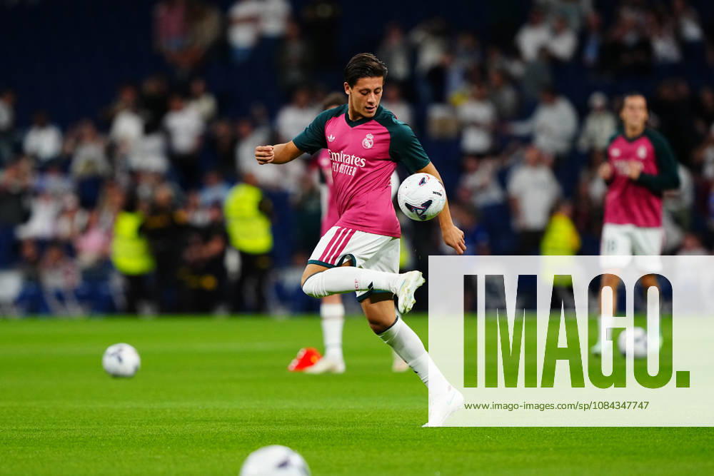 Real Madrid v Villarreal - LaLiga EA Sports 2026 27 MD8 MADRID, SPAIN - OCTOBER 10: Arda Guler of Real Madrid warms up before the LaLiga EA Sports match between Real Madrid CF and Villarreal CF at Santiago Bernabeu on October 10, 2026 in Madrid, Spain. Madrid Santiago Bernabeu Madrid Spain