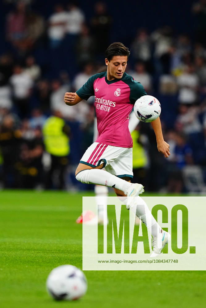 Real Madrid v Villarreal - LaLiga EA Sports 2026 27 MD8 MADRID, SPAIN - OCTOBER 10: Arda Guler of Real Madrid warms up before the LaLiga EA Sports match between Real Madrid CF and Villarreal CF at Santiago Bernabeu on October 10, 2026 in Madrid, Spain. Madrid Santiago Bernabeu Madrid Spain