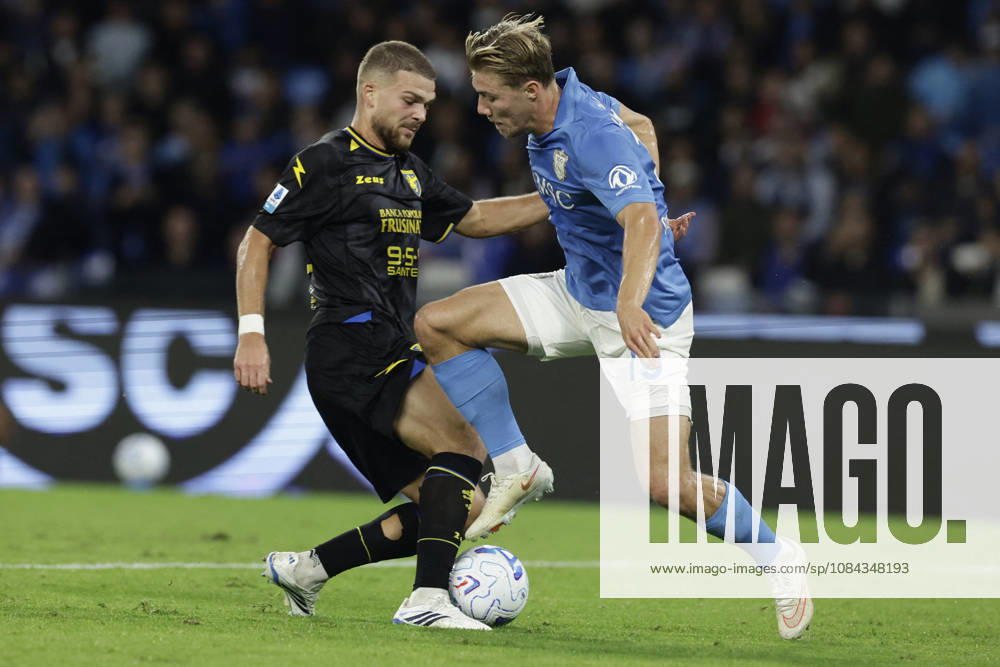 SOCCER - Serie A - SSC Napoli vs. Frosinone Calcio Photo by IPA ABACAPRESS.COM89517626 - Napoli s Danish forward Rasmus Hojlund battles for the ball with Frosinone s Italian defender Gabriele Calvani during the Serie A soccer match between SSC Napoli and Frosinone at the Diego Armando Maradona Stadium in Naples, southern Italy, on October 10, 2026. Naples Italy
