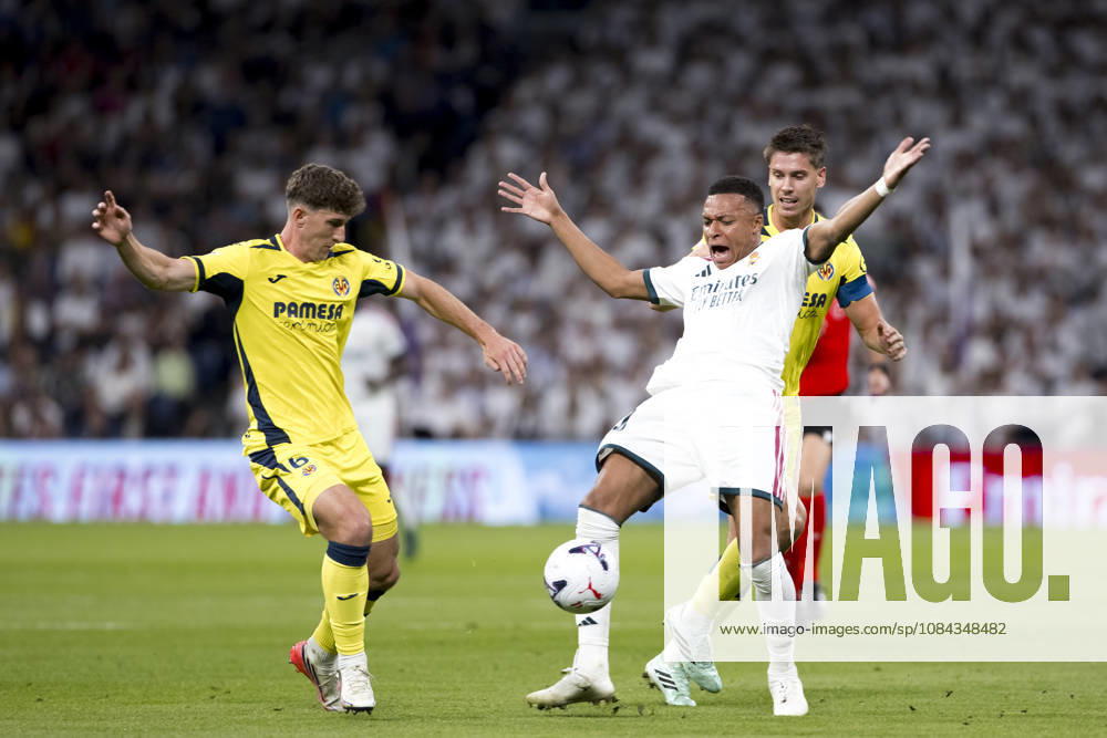LA LIGA EA Sports - Real Madrid vs Villarreal MADRID, SPAIN - October 10:Kylian Mbappe of Real Madrid and Juan Foyth of Villarreal fight for the ball during the La Liga 2026 27 match between Real Madrid and Villarreal at Santiago Bernabeu Stadium. (Photo by Guille Martinez f22photo) Madrid Santiago Bernabeu Stadium Spain