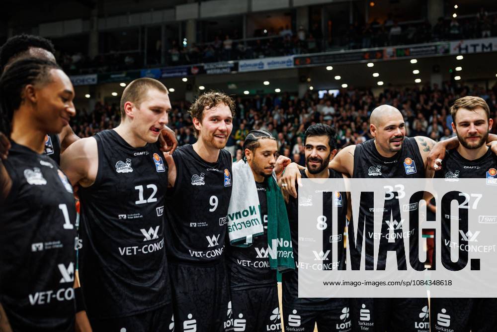 Austin Crowley (Gladiators Trier), Marten Linssen (Gladiators Trier), Marco Hollersbacher (Gladiators Trier), Jordan Roland (Gladiators Trier), Behnam Yakhchali (Gladiators Trier), Maik Zirbes (Gladiators Trier), Moritz Krimmer (Gladiators Trier), Jubel, Freude, Emotionen Vet Concept Gladiators Trier vs Alba Berlin, Basketball, easyCredit BBL, 5. Spieltag, Saison 2026 2027, 10.10.2026 Vet Concept Gladiators Trier vs Alba Berlin, Basketball, easyCredit BBL, 5. Spieltag, Saison 2026 2027