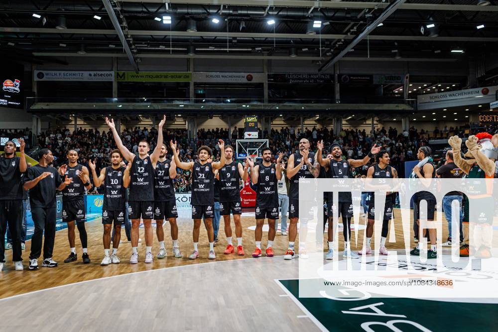 Team der Gladiators jubelt vor den Fans, Jubel, Freude, Emotionen Vet Concept Gladiators Trier vs Alba Berlin, Basketball, easyCredit BBL, 5. Spieltag, Saison 2026 2027, 10.10.2026 Vet Concept Gladiators Trier vs Alba Berlin, Basketball, easyCredit BBL, 5. Spieltag, Saison 2026 2027