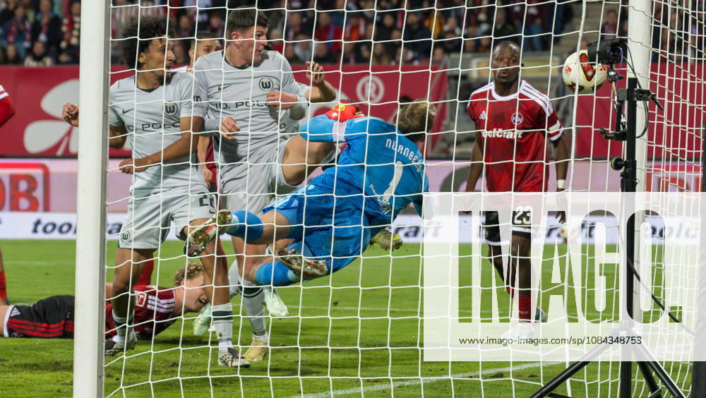 Fussball - Saison 2026 2027 - 2. Fussball - Bundesliga - 07. Spieltag: 1. FC Nürnberg FCN ( Club ) - VfL Wolfsburg WOB Wölfe - Sportfoto Zink - - DFL regulations prohibit any use of photographs as image sequences and or quasi-video - only for editorial use - Alessio Besio (23, VfL Wolfsburg ) erzielt Treffer Tor Torschuß zum 3:3 gegen Jan Reichert (1, 1. FC Nürnberg FCN ) -
