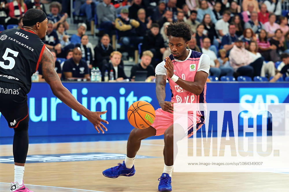 Chuck Harris (MLP Academics Heidelberg, 0) speilt den Ball ab. GER BBL MLP Academics Heidelberg - SBB Baskets Wolmirstedt Basketball Barmer 2.Basketball Bundesliga ProA 4.Spieltag Saison 2026 2027 10.10.2026 GER MLP Academics Heidelberg - SBB Baskets Wolmirstedt, Basketball Barmer 2.Basketball Bundesliga ProA 4.Spieltag Saison 2026 2027 10.10.2026 Heidelberg