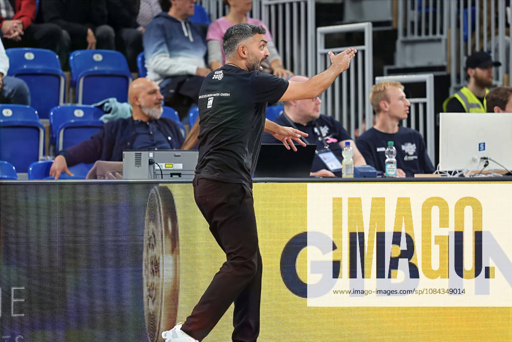 Achmadschah Zazai (SBB Baskets Wolmirstedt, Cheftrainer) gibt Anweisungen. GER BBL MLP Academics Heidelberg - SBB Baskets Wolmirstedt Basketball Barmer 2.Basketball Bundesliga ProA 4.Spieltag Saison 2026 2027 10.10.2026 GER MLP Academics Heidelberg - SBB Baskets Wolmirstedt, Basketball Barmer 2.Basketball Bundesliga ProA 4.Spieltag Saison 2026 2027 10.10.2026 Heidelberg