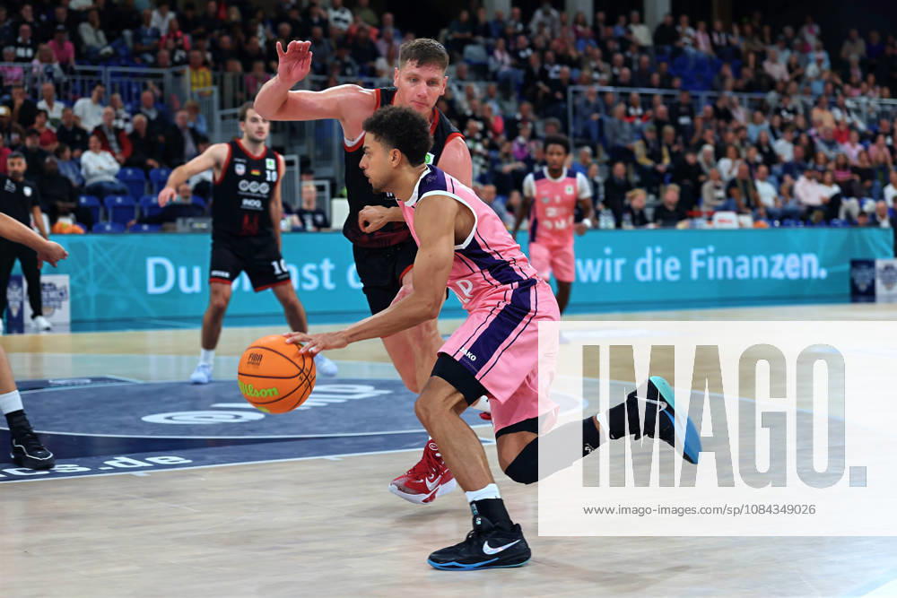 V. li. im Zweikampf, Brock Gardner (SBB Baskets Wolmirstedt, 4),Kevin McClain (MLP Academics Heidelberg, 03) GER BBL MLP Academics Heidelberg - SBB Baskets Wolmirstedt Basketball Barmer 2.Basketball Bundesliga ProA 4.Spieltag Saison 2026 2027 10.10.2026 GER MLP Academics Heidelberg - SBB Baskets Wolmirstedt, Basketball Barmer 2.Basketball Bundesliga ProA 4.Spieltag Saison 2026 2027 10.10.2026 Heidelberg