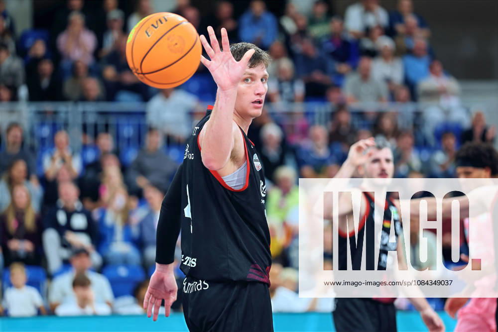 Brock Gardner (SBB Baskets Wolmirstedt, 4) an der Ballabgabe. GER BBL MLP Academics Heidelberg - SBB Baskets Wolmirstedt Basketball Barmer 2.Basketball Bundesliga ProA 4.Spieltag Saison 2026 2027 10.10.2026 GER MLP Academics Heidelberg - SBB Baskets Wolmirstedt, Basketball Barmer 2.Basketball Bundesliga ProA 4.Spieltag Saison 2026 2027 10.10.2026 Heidelberg