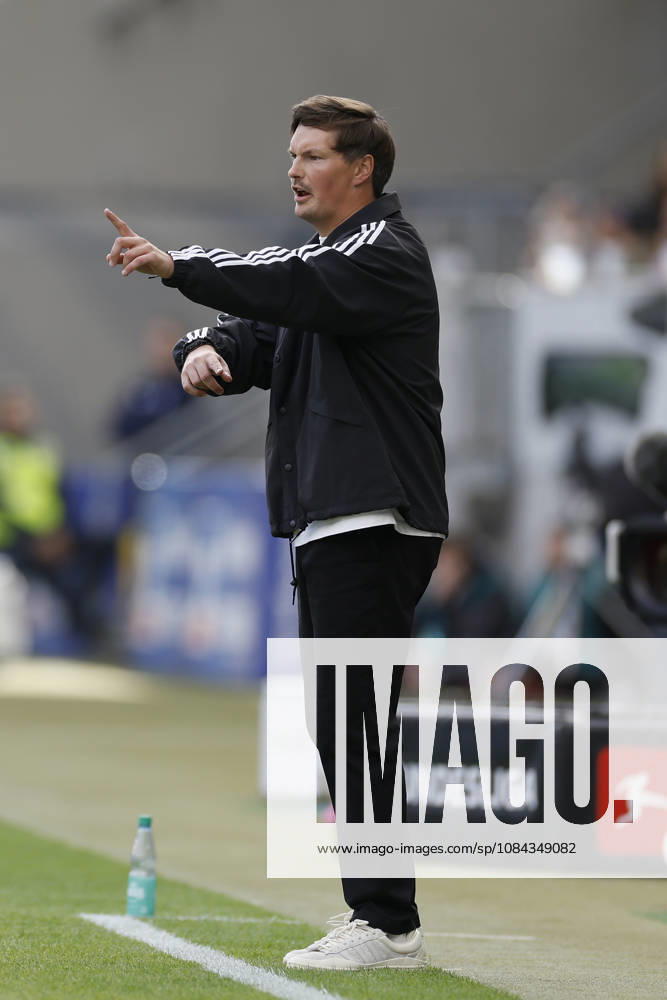 Trainer Merlin Polzin (HSV) im Bundesliga-Spiel zwischen der TSG 1899 Hoffenheim und dem Hamburger SV in der PreZero Arena, Sinsheim, Deutschland, am 10. Oktober 2026. in action during the Bundesliga match between TSG 1899 Hoffenheim and Hamburger SV at the PreZero Arena, Sinsheim, Germany, on October 10, 2026. DFB DFL REGULATIONS PROHIBIT ANY USE OF PHOTOGRAPHS AS IMAGE SEQUENCES AND OR QUASI-VIDEO,