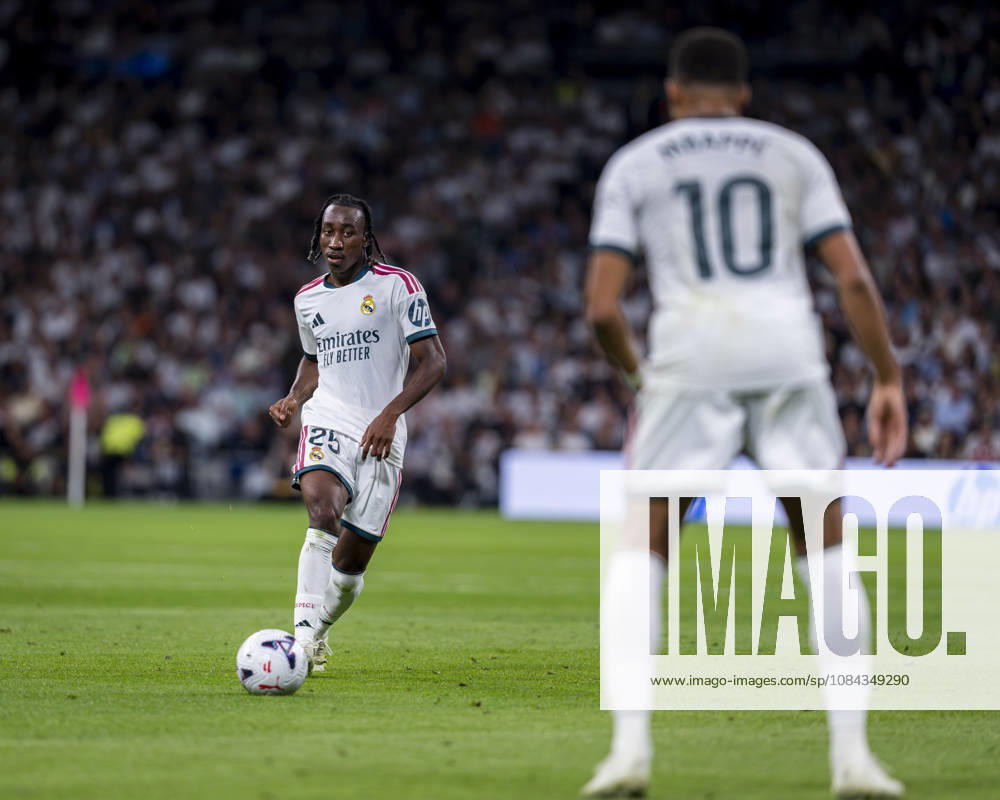 Real Madrid CF v Villarreal CF - LaLiga EA Sports 2026 27 Yan Diomande of Real Madrid CF (L) passes the ball to Kylian Mbappe of Real Madrid CF (R) during the LaLiga EA Sports football match between Real Madrid CF and Villarreal CF at Estadio Bernabeu on October 10, 2026 in Madrid, Spain. Madrid Estadio Bernabeu Madrid Spain