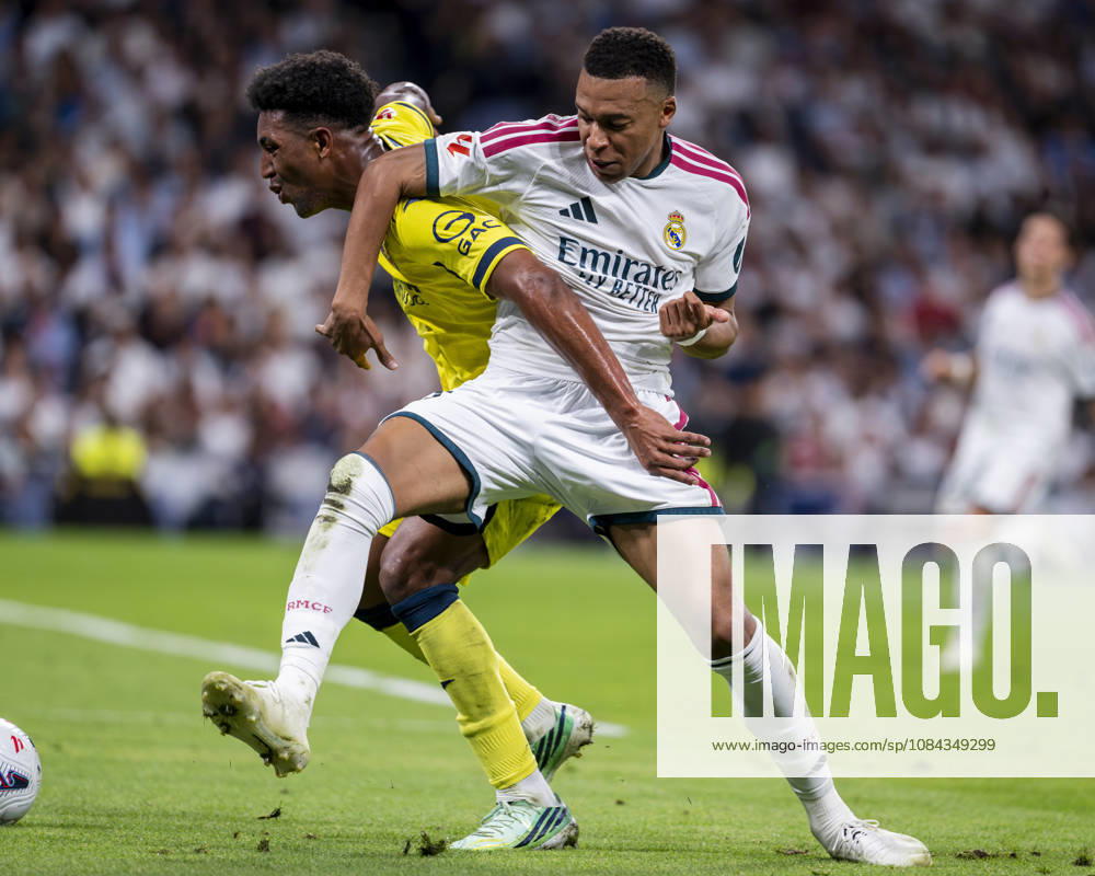 Real Madrid CF v Villarreal CF - LaLiga EA Sports 2026 27 Kylian Mbappe of Real Madrid CF (R) is in action with the ball defended by Alex Freeman of Villarreal CF (L) during the LaLiga EA Sports football match between Real Madrid CF and Villarreal CF at Estadio Bernabeu on October 10, 2026 in Madrid, Spain. Madrid Estadio Bernabeu Madrid Spain