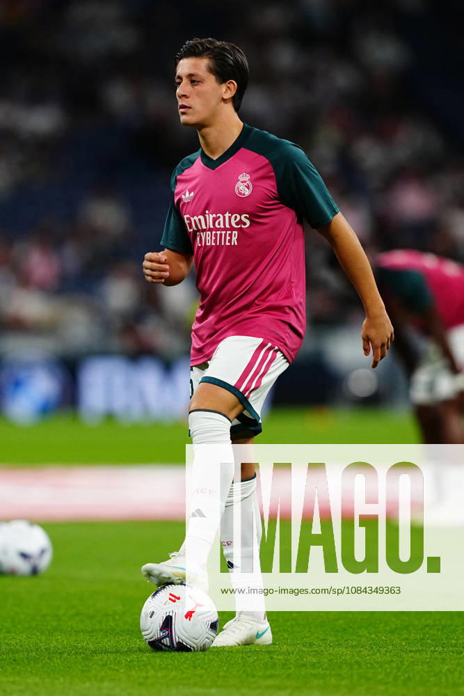 Real Madrid v Villarreal - LaLiga EA Sports 2026 27 MD8 MADRID, SPAIN - OCTOBER 10: Arda Guler of Real Madrid warms up before the LaLiga EA Sports match between Real Madrid CF and Villarreal CF at Santiago Bernabeu on October 10, 2026 in Madrid, Spain. Madrid Santiago Bernabeu Madrid Spain