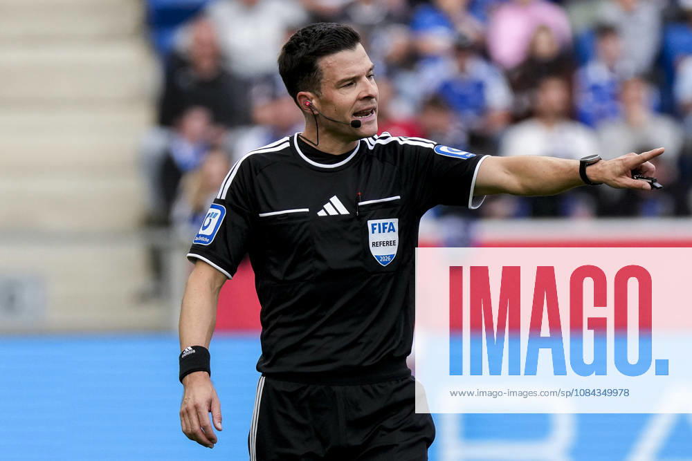 Harm Osmers (Schiedsrichter), gibt Anweisungen, gestikuliert, mit den Armen gestikulieren, Einzelbild, Einzelfoto, Aktion, Action, 10.10.2026, Sinsheim (Deutschland), Fussball, Bundesliga, TSG 1899 Hoffenheim - Hamburger SV, DFB DFL REGULATIONS PROHIBIT ANY USE OF PHOTOGRAPHS AS IMAGE SEQUENCES AND OR QUASI-VIDEO.