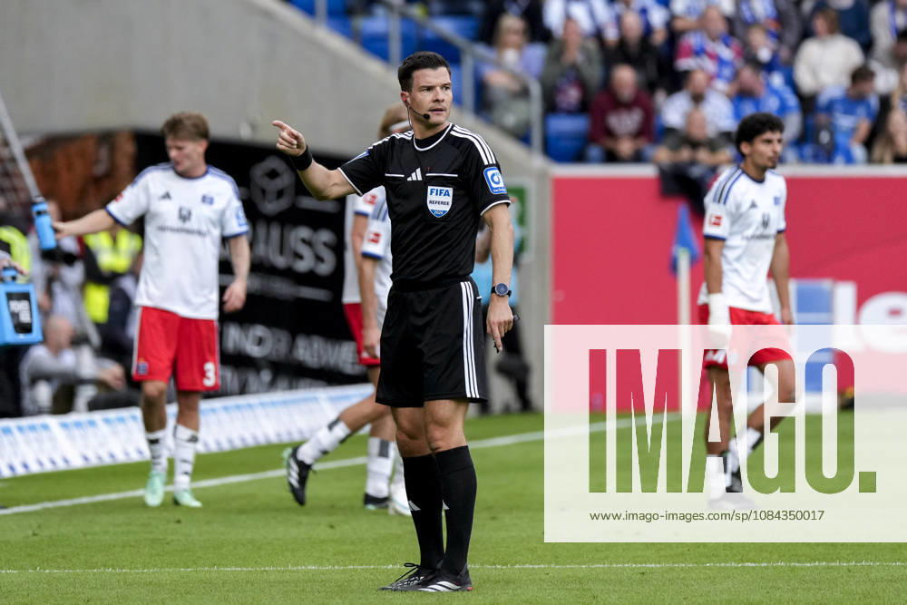 Harm Osmers (Schiedsrichter), gibt Anweisungen, gestikuliert, mit den Armen gestikulieren, Aktion, Action, Spielszene, 10.10.2026, Sinsheim (Deutschland), Fussball, Bundesliga, TSG 1899 Hoffenheim - Hamburger SV, DFB DFL REGULATIONS PROHIBIT ANY USE OF PHOTOGRAPHS AS IMAGE SEQUENCES AND OR QUASI-VIDEO.