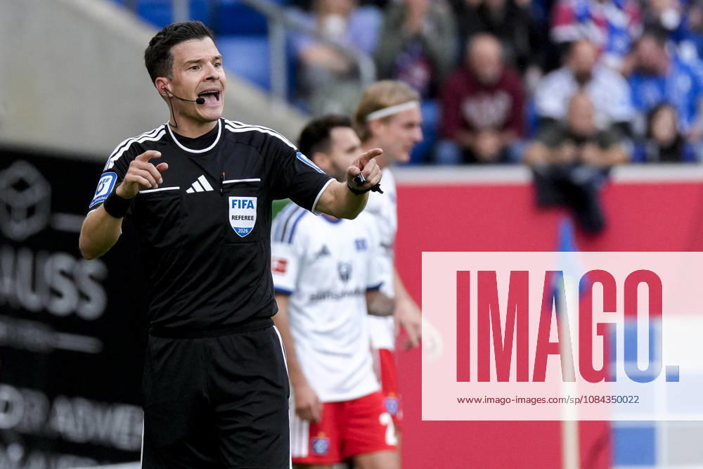 Harm Osmers (Schiedsrichter), gibt Anweisungen, gestikuliert, mit den Armen gestikulieren, Einzelbild, Einzelfoto, Aktion, Action, 10.10.2026, Sinsheim (Deutschland), Fussball, Bundesliga, TSG 1899 Hoffenheim - Hamburger SV, DFB DFL REGULATIONS PROHIBIT ANY USE OF PHOTOGRAPHS AS IMAGE SEQUENCES AND OR QUASI-VIDEO.