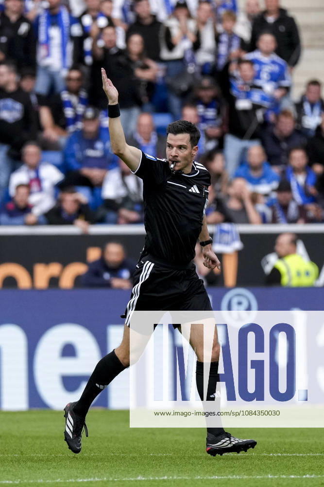 Harm Osmers (Schiedsrichter), gibt Anweisungen, gestikuliert, mit den Armen gestikulieren, Freisteller, Ganzkörper, Einzelbild, Einzelfoto, Aktion, Action, 10.10.2026, Sinsheim (Deutschland), Fussball, Bundesliga, TSG 1899 Hoffenheim - Hamburger SV, DFB DFL REGULATIONS PROHIBIT ANY USE OF PHOTOGRAPHS AS IMAGE SEQUENCES AND OR QUASI-VIDEO.