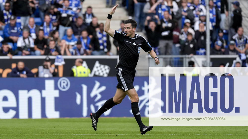 Harm Osmers (Schiedsrichter), gibt Anweisungen, gestikuliert, mit den Armen gestikulieren, Freisteller, Ganzkörper, Einzelbild, Einzelfoto, Aktion, Action, 10.10.2026, Sinsheim (Deutschland), Fussball, Bundesliga, TSG 1899 Hoffenheim - Hamburger SV, DFB DFL REGULATIONS PROHIBIT ANY USE OF PHOTOGRAPHS AS IMAGE SEQUENCES AND OR QUASI-VIDEO.