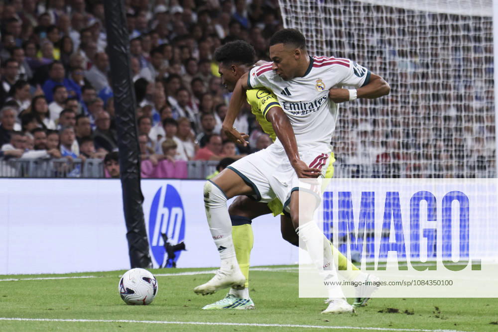Real Madrid v Villarreal - La Liga EA Sports 2026 27 October 10, 2026, Estadio Santiago Bernabeu, Madrid, Spain: Kylian Mbappe of Real Madrid fights for the ball against Alex Freeman during La Liga EA Sports match between Real Madrid and Villarreal at Estadio Santiago Bernabeu on October 10, 2026 in Madrid, Spain. Madrid Estadio Santiago Bernabeu Madrid Spain