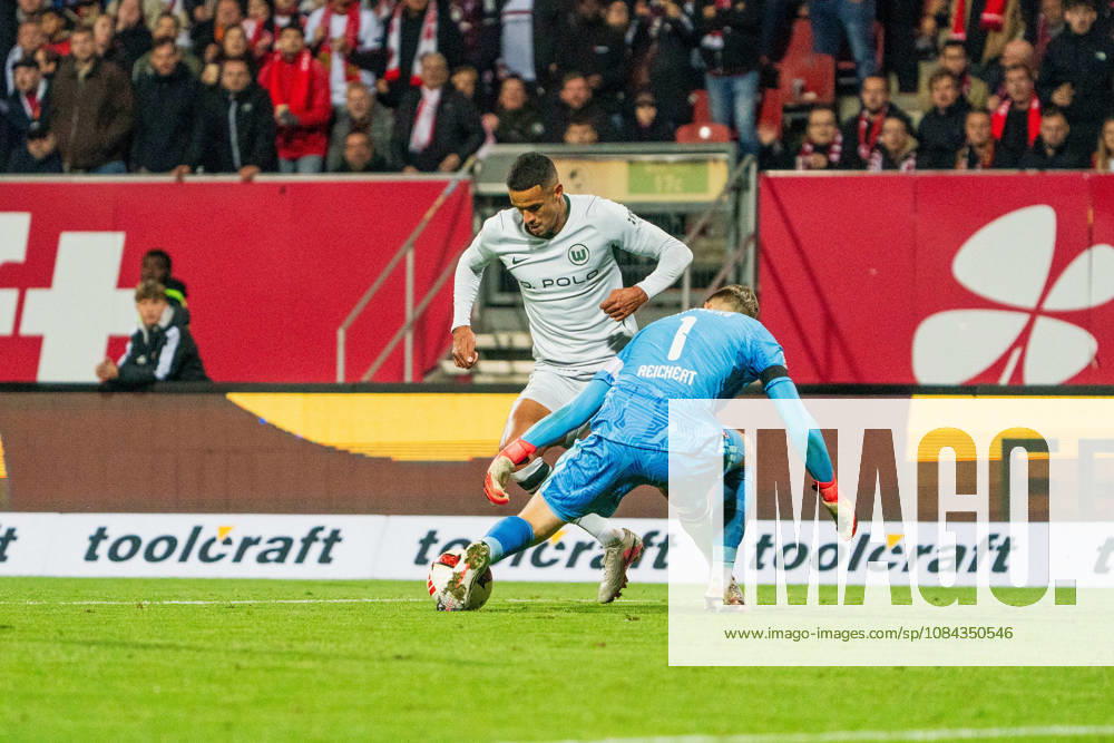 Robert Glatzel (VfL Wolfsburg, 19) und Jan Reichert (1. FC Nuernberg, 01), GER, 1. FC Nuernberg vs. VfL Wolfsburg, Fussball, 2. Bundesliga, 7. Spieltag, Saison 2026 2027, 10.10.2026, DFL REGULATIONS PROHIBIT ANY USE OF PHOTOGRAPHS AS IMAGE SEQUENCES AND OR QUASI-VIDEO, GER, 1. FC Nuernberg vs. VfL Wolfsburg, Fussball, 2. Bundesliga, 7. Spieltag, Saison 2026 2027, 10.10.2026 Nuernberg