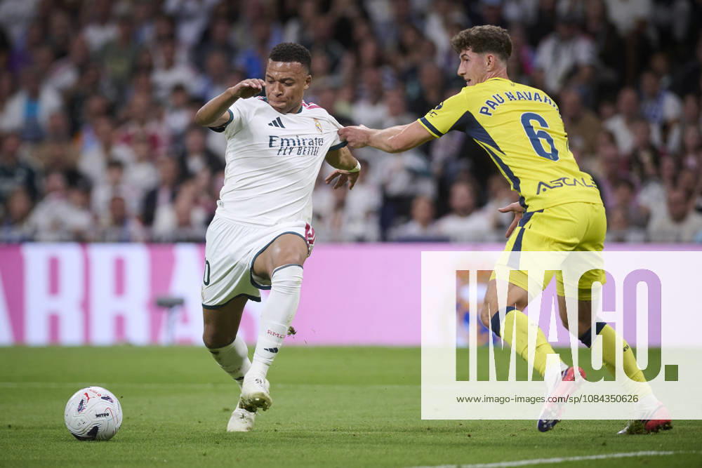 Real Madrid CFs Kylian Mbappe (l) and Villarreal CFs Pau Navarro during La Liga match. October 10 ,2026. (20261010030)