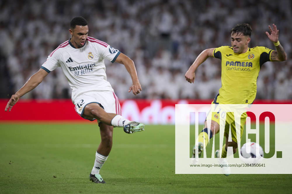 Real Madrid CFs Trent Alexander-Arnold (l) and Villarreal CFs Alberto Moleiro during La Liga match. October 10 ,2026. (20261010042)