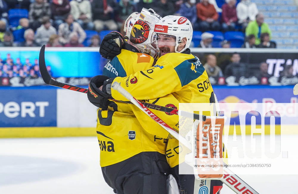 Quinto, Gottardo Arena, NL: HC Ambri-Piotta v SC Bern: 50 goalkeeper Christof Von Burg (Bern) celebrates with 10 Tristan Scherwey (Bern) Quinto Gottardo Arena Ticino Switzerland