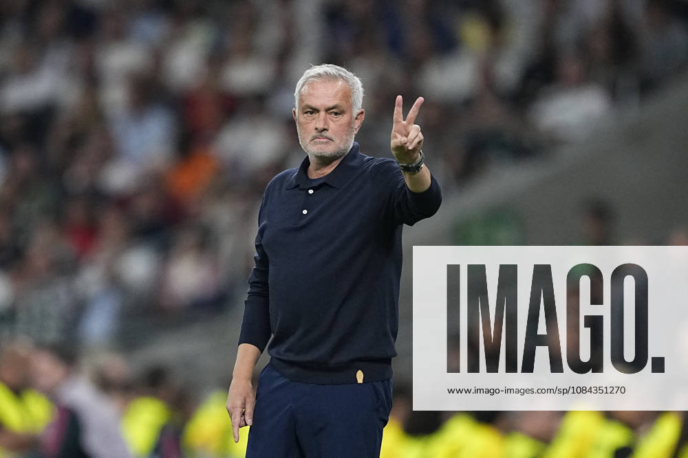 Jose Mourinho, head coach of Real Madrid CF, calls to Vinicius Junior during the Spanish League, LaLiga EA Sports, football match between Real Madrid and Villarreal CF at Bernabeu stadium on October 10, 2026, in Madrid, Spain. Madrid Spain - ZUMAa181 20261010_zaa_a181_214