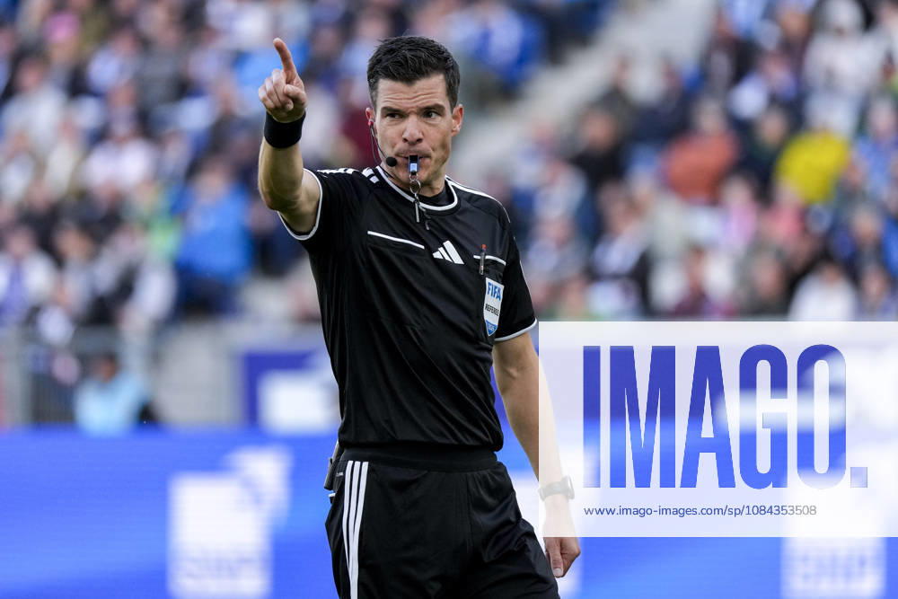 Harm Osmers (Schiedsrichter), gibt Anweisungen, gestikuliert, mit den Armen gestikulieren, Einzelbild, Einzelfoto, Aktion, Action, 10.10.2026, Sinsheim (Deutschland), Fussball, Bundesliga, TSG 1899 Hoffenheim - Hamburger SV, DFB DFL REGULATIONS PROHIBIT ANY USE OF PHOTOGRAPHS AS IMAGE SEQUENCES AND OR QUASI-VIDEO.